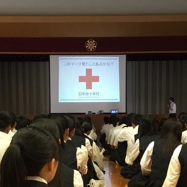 日本赤十字社より講師の方を迎えて、献血に関する講話を行いました。