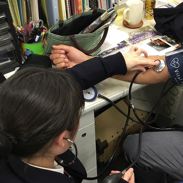 先生を相手に、衛生看護科2年生が血圧測定練習です。